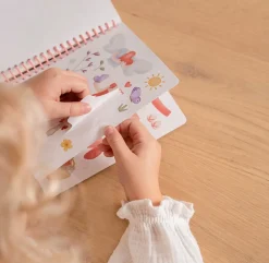 Little Dutch Aankleed- en stickerboek Rosa & Friends